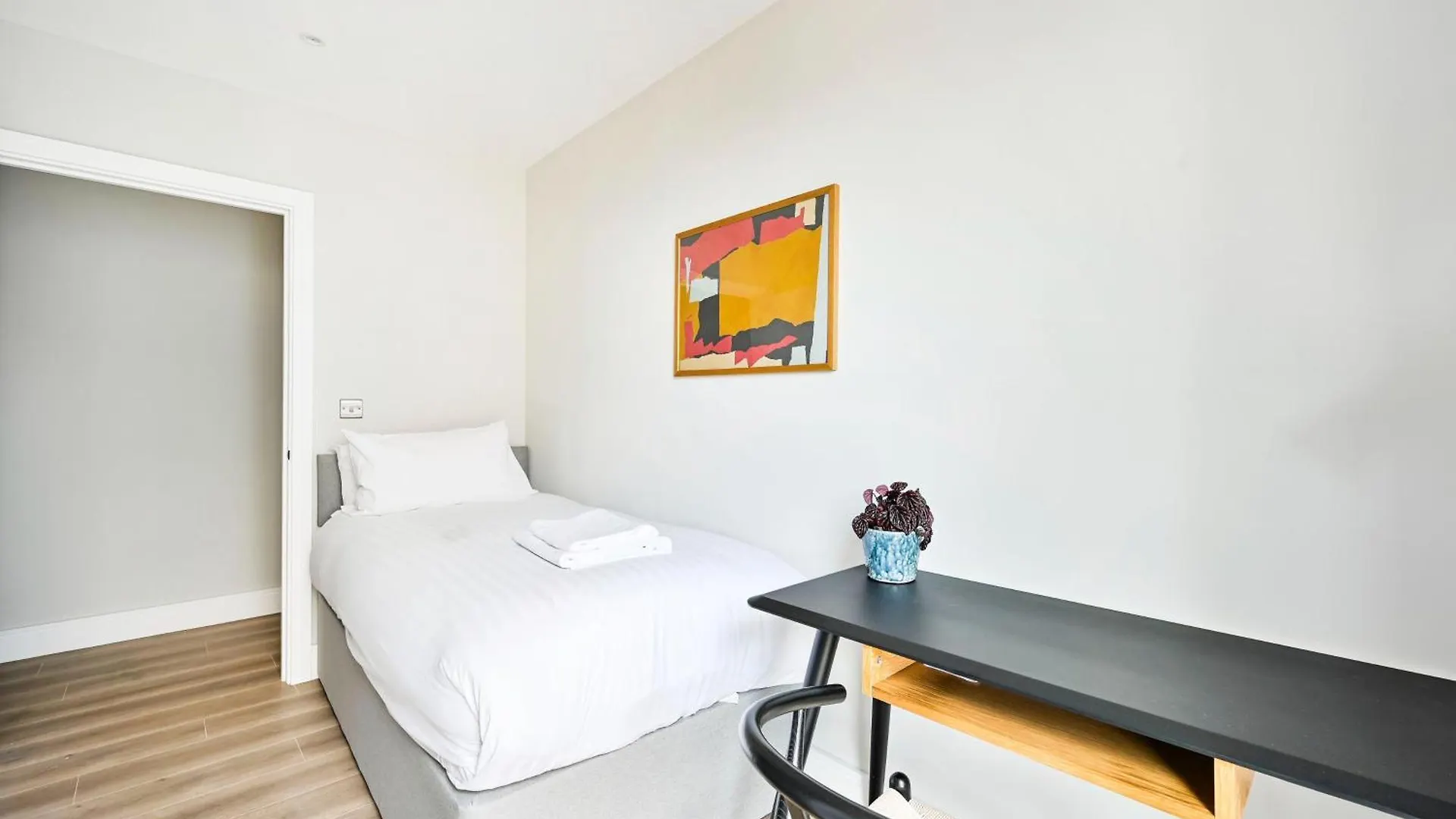 Spacious 3 Bed Apt With Balcony At Neptune Wharf London Apartment