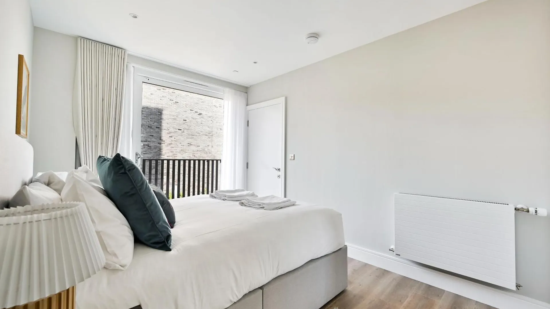 Spacious 3 Bed Apt With Balcony At Neptune Wharf London Apartment