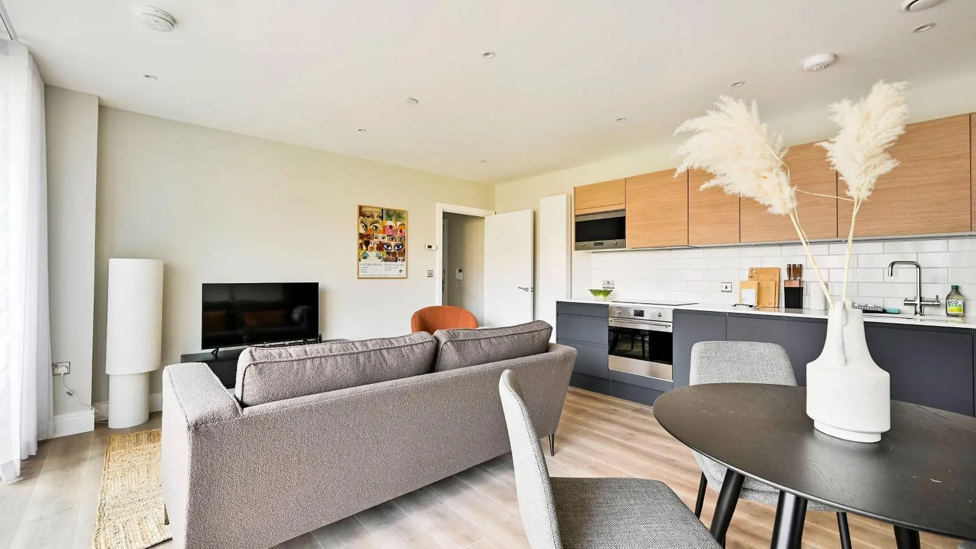 Spacious 3 Bed Apt With Balcony At Neptune Wharf London